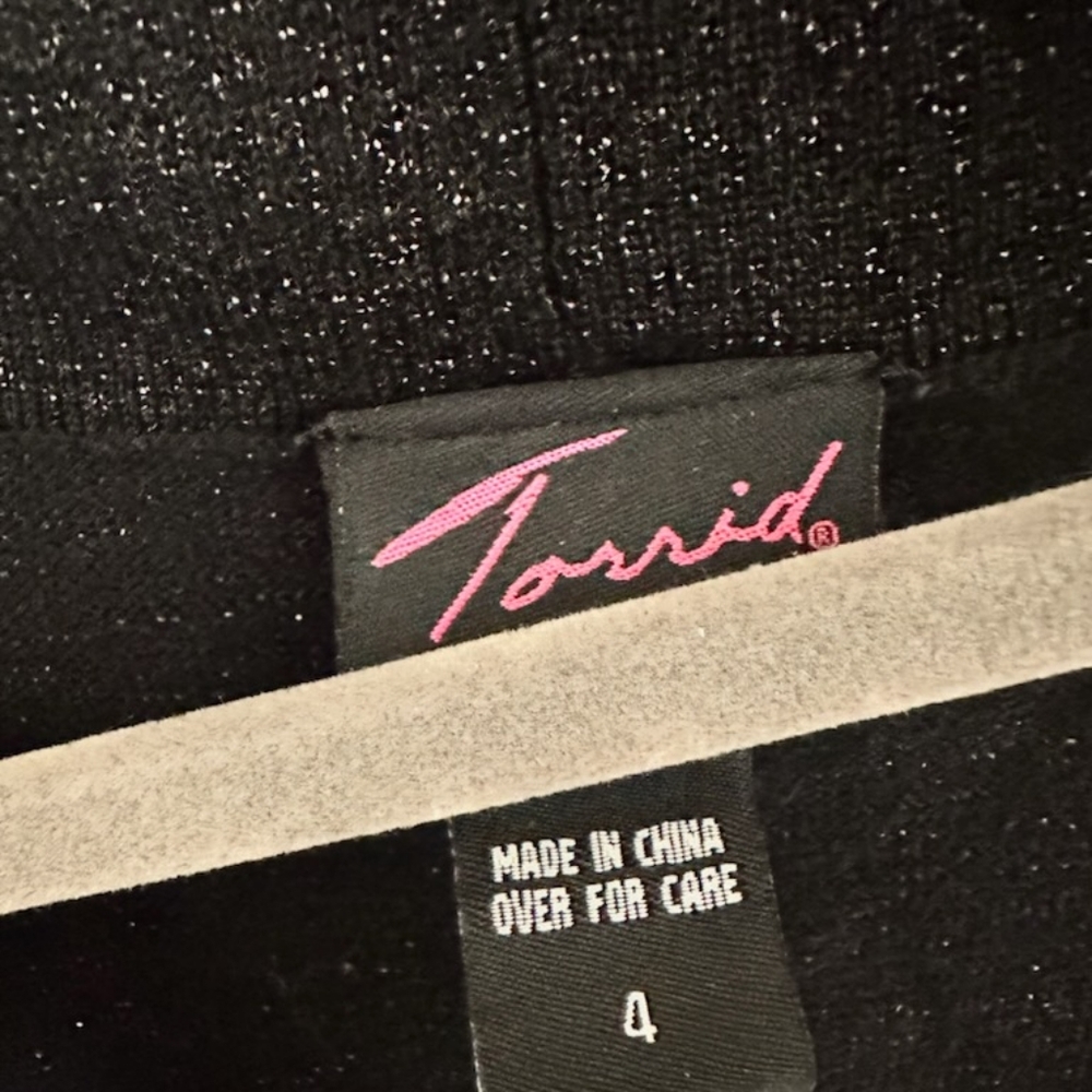 252 Torrid sz 4 sweater - Picture 3 of 3